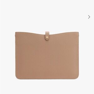 Cuyana 13”laptop sleeve in pebbled cappuccino